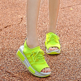 粉色女鞋夏季鱼嘴凉鞋厚底松糕鞋露趾中跟荧光绿运动休闲鞋透气潮