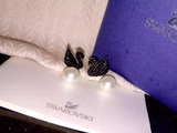 2016春夏新款施华洛世奇元素黑天鹅带珍珠款防过敏耳钉简约气质