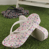 小碎花人字拖鞋女夏季中跟防滑浴室韩国厚底塑料橡胶底沙滩凉拖鞋