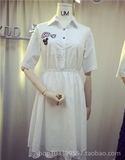韩国单女装 UM 米奇字母拼贴双口袋立领衬衫式收腰白色双层连衣裙