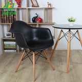 伊姆斯扶手餐椅 实木椅腿 创意欧式简约现代 塑料休闲咖啡厅椅子