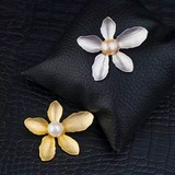 韩国高档天然淡水珍珠耳钉和五瓣花胸针配套。韩国总统朴董慧所带