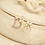 韩版个性时尚珍珠D字母水钻雏菊花朵不对称耳钉 女精致耳环耳饰品