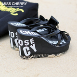 misscherry 日系夏季高弹密度 绵软橡胶底 字母夹脚坡跟防滑拖鞋