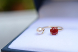 红玫瑰与白玫瑰 AKOYA海水珍珠和红色搭配18K金开口戒指
