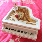 包邮元旦礼品创意钢琴八音盒天空之城发条音乐盒女生生日礼物模型