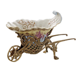 蒂高美居欧式创意装饰果盆古典陶瓷镶铜果盘人力拖车工艺品摆件