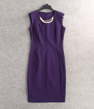 领口珍珠链条装饰 罗马布修身 贵气紫色无袖及膝连衣裙