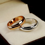 18K玫瑰金情侣戒指光圈女订婚结婚对戒 男士钛钢戒指素圈光面彩金