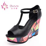 Daphne/达芙妮正品夏季新款抽象方格坡跟T型露趾女凉鞋1014303185