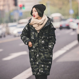 2015冬季新款韩版时尚迷彩印花羽绒服女中长款宽松连帽长外套女潮