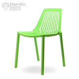 铂莱美 时尚加厚塑料椅子竖条镂空休闲椅个性餐桌叠放创意咖啡椅