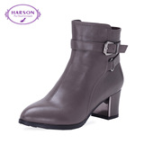 哈森 冬季款尖头粗跟高跟牛皮金属皮带扣侧拉链短靴女靴HA49052