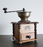 英国产纯手动咖啡豆研磨机实木底盒造型优雅咖啡文化发烧友收藏
