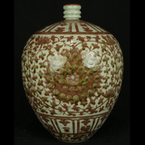 明代早期（宣德）仿哥釉釉里红缠枝花卉梅瓶》海外收藏精品