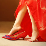 春刺绣伴娘鞋红色婚鞋结婚新娘鞋尖头绣花鞋女秀禾鞋低跟真皮单鞋