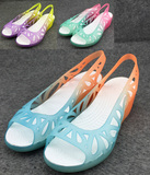 夏季新款洞洞鞋花园女士坡跟鱼嘴凉鞋彩虹拼色水晶果冻鞋塑料凉鞋