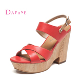 Daphne/达芙妮2015女鞋夏 超高坡跟木纹防水台露趾一字扣凉鞋