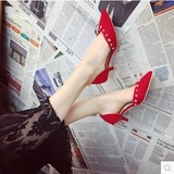 韩版新款女鞋侧镂空铆钉尖头磨砂绒面中跟细跟凉鞋红色米白色单鞋