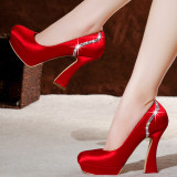 新款红色高跟鞋绸缎粗跟婚鞋防水台32码小码新娘鞋高跟白色婚纱鞋