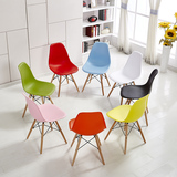 简约时尚实木靠背餐椅 现代创意伊姆斯椅 宜家塑料凳子