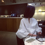 ALENWANG|韩国气质女神款 深V剪刀领荷叶边袖慵懒感黑白衬衫上衣