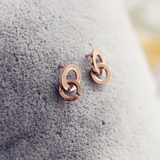 咖 妃 韩版精致小巧双环字母渡14K玫瑰金彩金钛钢耳钉耳环不褪色