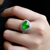绿精灵 老坑玻璃种强荧光帝王绿翡翠戒指 18K金镶钻石