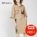 MO&Co.翻领工装收腰贴布绣中袖中长款连衣裙MA162SKT148 moco