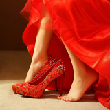婚纱鞋红色定制婚鞋新娘鞋结婚绣花鞋女防水台单鞋珍珠绸缎高跟鞋