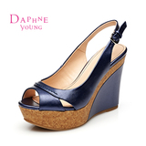Daphne/达芙妮2015 高跟坡跟鱼嘴简约一字扣凉鞋1515303027