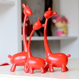 红色简约时尚三口之家鹿三只小鹿客厅博古架摆件树脂欧式长颈鹿