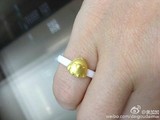 香港代购预定 六福珠宝小黄鸡 生肖鸡 黑色 白色陶瓷配黃金戒指