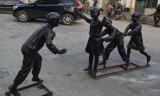 新款玻璃钢仿铜现代小孩玩游戏人物雕塑公园户外装饰摆件可定做