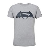 正品安德玛短袖男蝙蝠侠大战超人男子宽松版运动T恤衫1260229