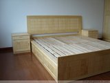 特价新西兰松木家具（方格箱体床+方格单抽单门床头柜一对）