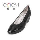 COEY酷丽新款女鞋浅口小单鞋 职业OL蛇纹拼接漆皮坡跟鞋37205