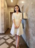 韩国水溶圈圈蕾丝V领气质优雅高端定制白色显瘦连衣裙短裙夏中袖