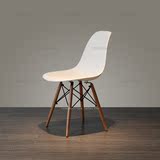 促销北欧创意伊姆斯白色简约塑料实木小户型咖啡店靠背休闲餐椅子