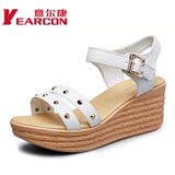 YEARCON/意尔康女鞋2016夏季新款女士坡跟厚底休闲真皮铆钉凉鞋