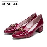 Hongkee/红科方头粗跟单鞋浅口牛漆皮金属链中跟女鞋H98150
