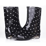 春季新款雨鞋女式时尚中筒雨鞋雨靴黑色波点女装水鞋防滑水靴特价