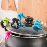 厨房小工具创意人形抬高锅盖防溢器硅胶加高器防止汤汁溢出1对装