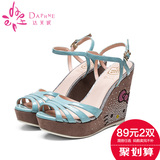Daphne/达芙妮女鞋夏新款甜美Hello Kitty系列彩钻坡跟露趾凉鞋