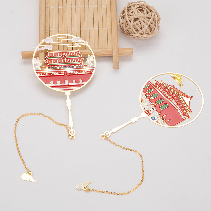 Metal creative hollow folding fan bookmark beautiful pendant Chinese wind small fresh students with special gifts to send foreigners