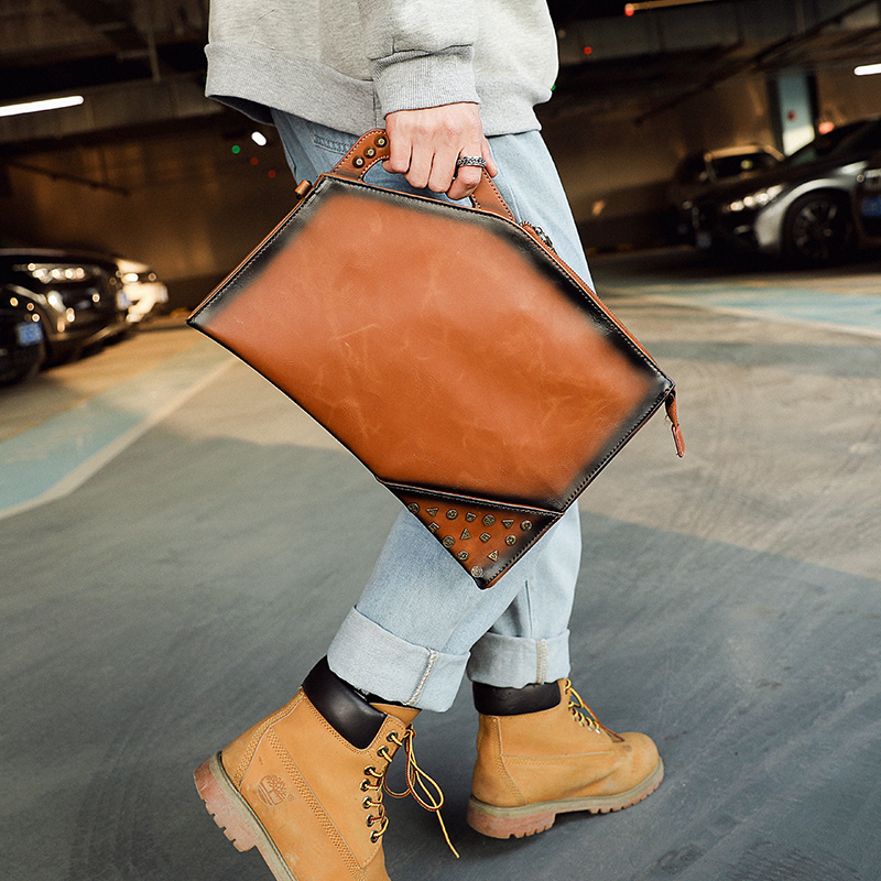 Hong Kong men carrying bags of retro fashion handbags Korean version of casual street rivets hand-caught bag one-shoulder bag tide