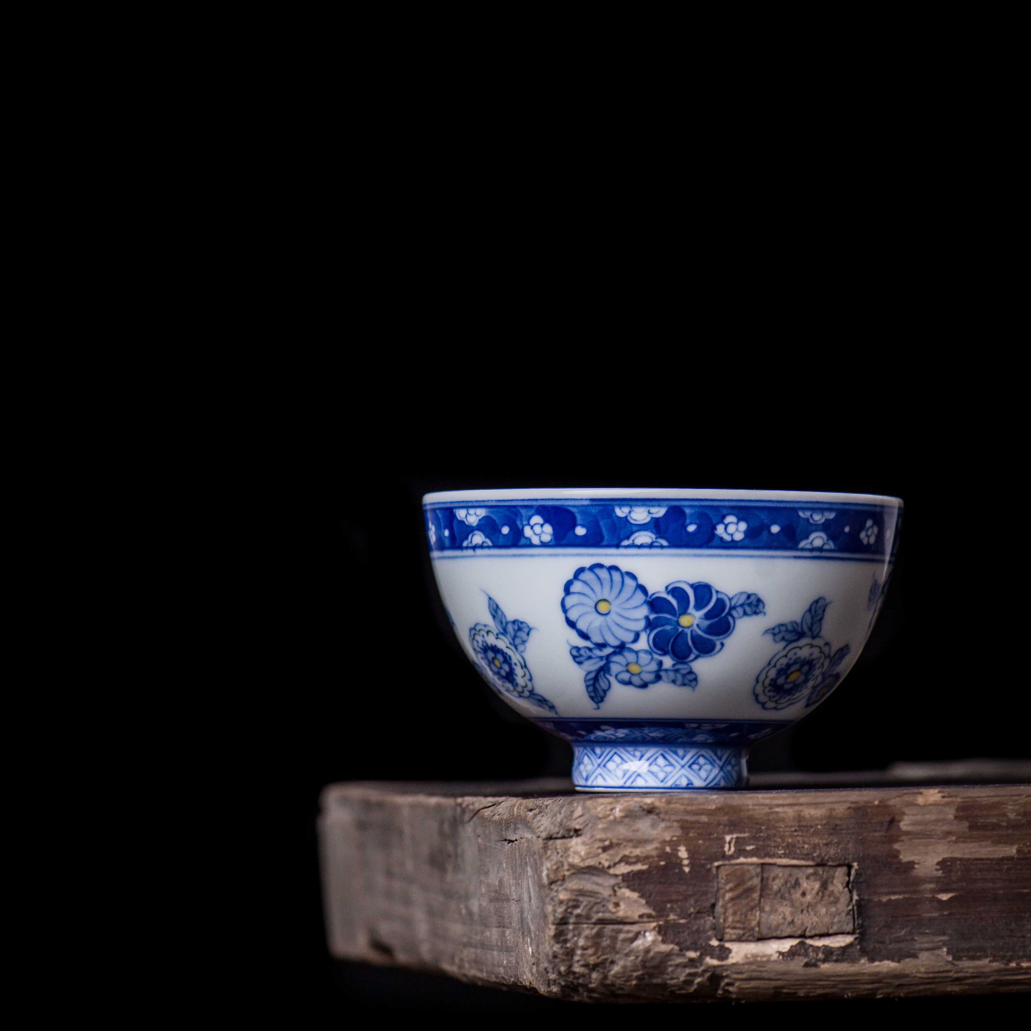 Unique Qing Qing Qinghua leather ball flower master cup pure hand-creative large single cup tea lamp Chinese tea set tea cup