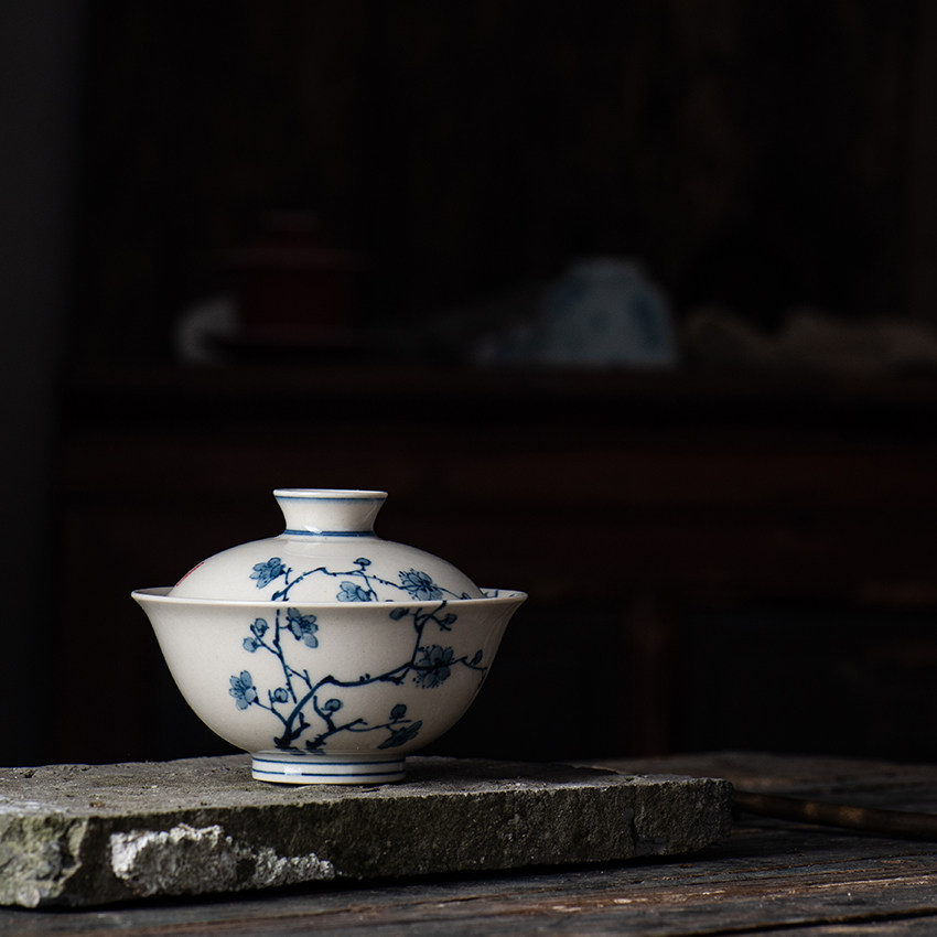 Unique grass and wood gray green flowers two only cover bowl Ceramic Jingdezhen Zen home anti-hot tea set plum blossom tea bowl