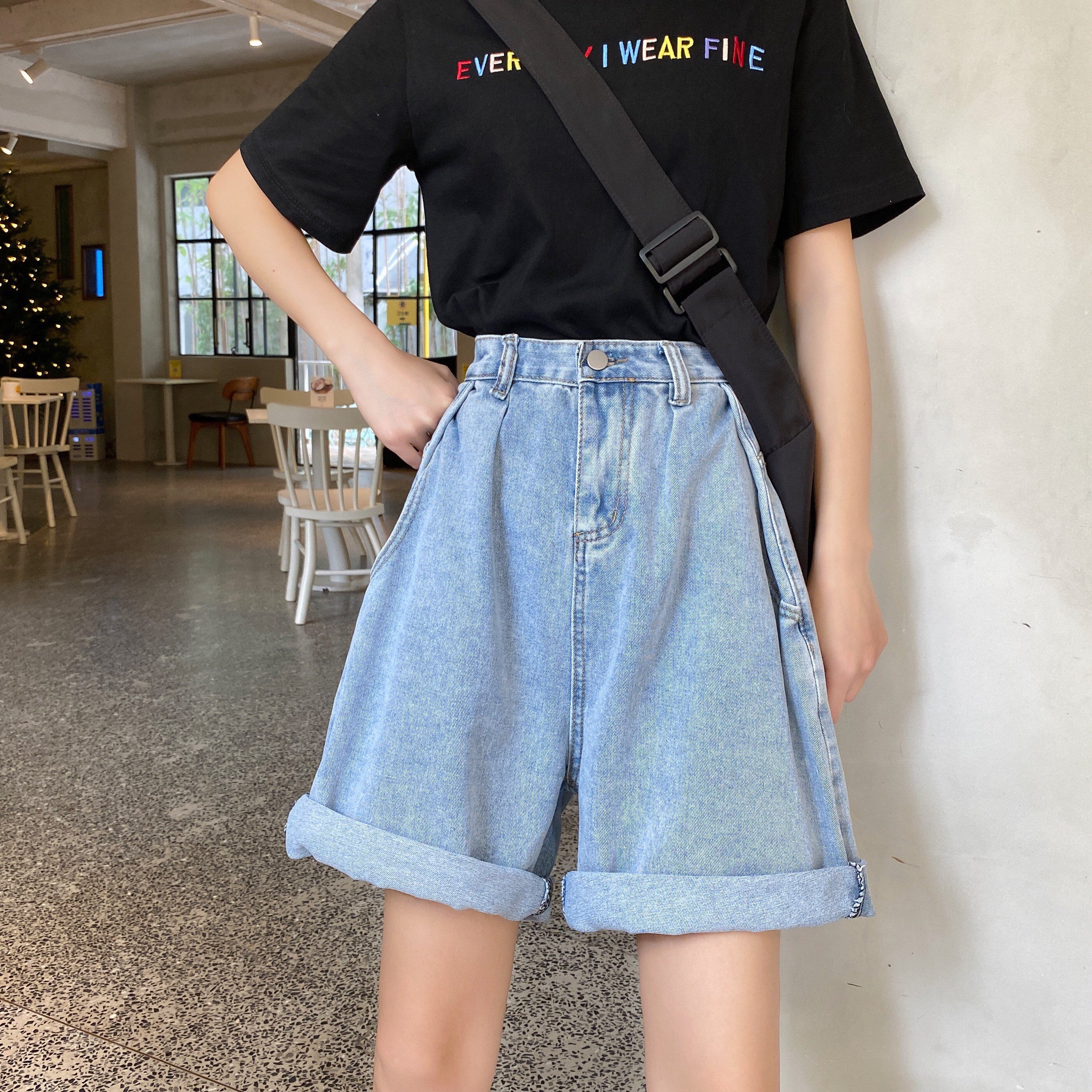 The small man looked tall in light-colored jeans womens straight-sleeved wide-legged trousers with five-point shorts and Hong Kong-style high-waisted midi pants
