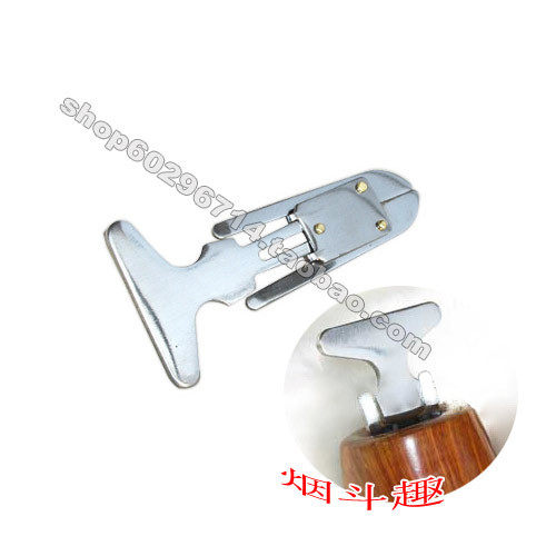 The bucketer uses the pipe fitting tool to clean the accessory Metal pipe repair carbon remover carbon scraper